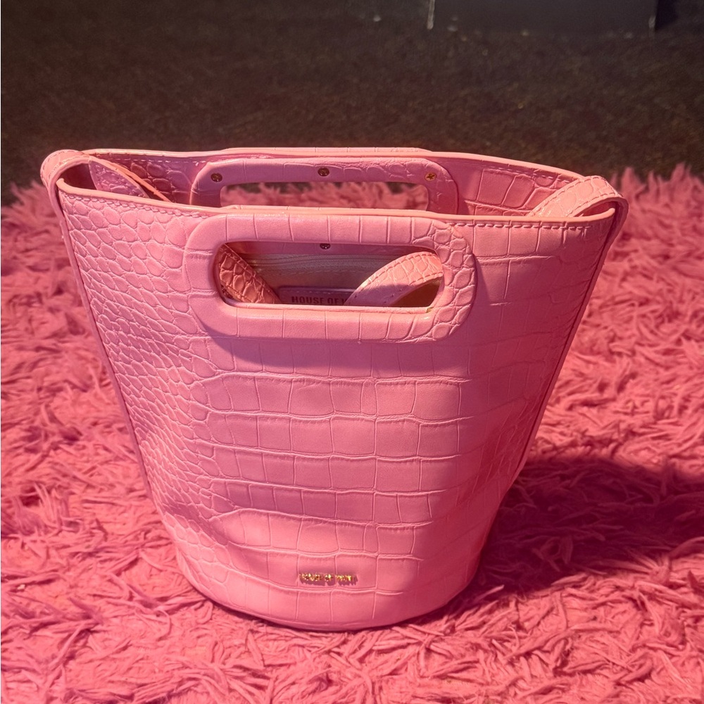 Elegant Pink Croc-Embossed Crossbody Bag